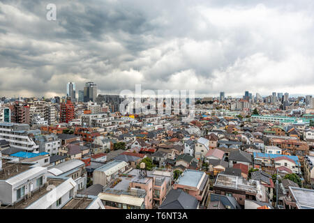 Shinjuku, Tokyo dark cupo hdr cityscape con vista edifici appartamento zona residenziale su nuvoloso, burrascoso grigio e nuvoloso giorno con molte case Foto Stock