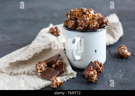 Il Popcorn in cioccolato caramello smalto. Foto Stock