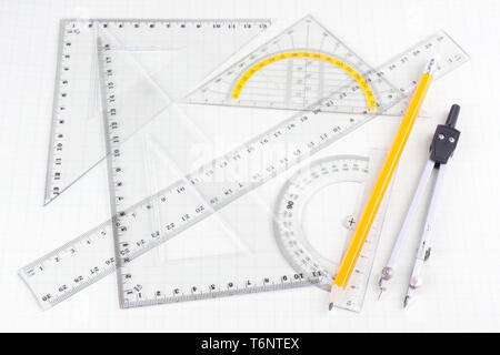 Set di matematica a scuola gli strumenti su carta quadrettata Foto Stock