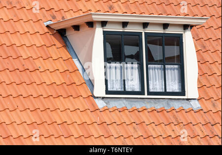 Tipico tetto olandese con abbaino e finestre riquadrate Foto Stock