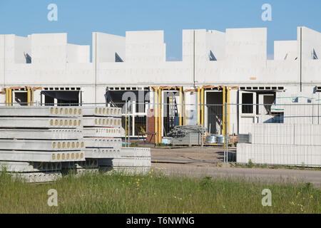 Costruzione di case famiglia con pietra arenaria calcarea in corrispondenza di un sito in costruzione Foto Stock