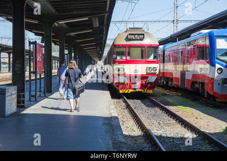 Città di Praga, Repubblica Ceca. Il centro storico della stazione ferroviaria, persone andare alla piattaforma. Foto di viaggio 2019. 26. Aprile Foto Stock