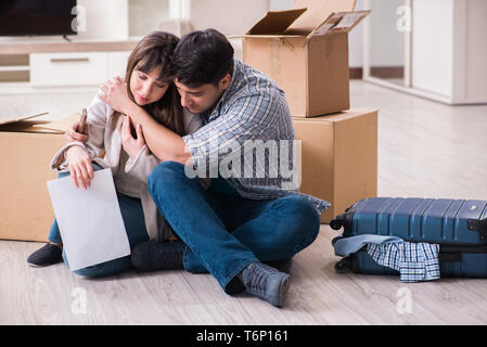 Coppia giovane la ricezione di preclusione lettera di avviso Foto Stock