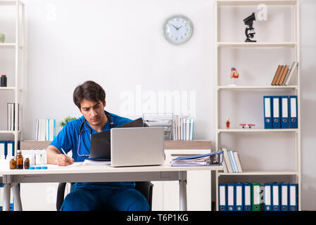 Maschio di medico radiologo con raggi x può immagine Foto Stock