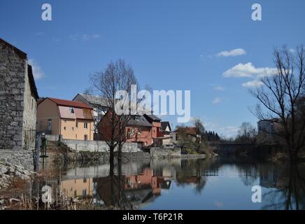 Città sulla sponda del fiume, riflessione sull'acqua Foto Stock