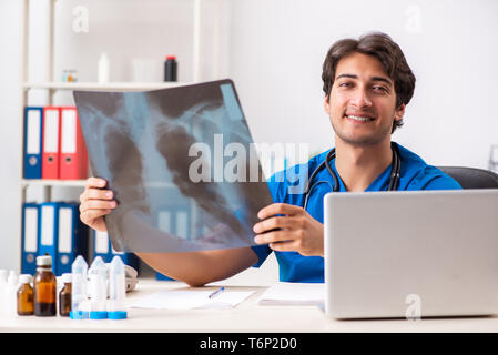 Maschio di medico radiologo con raggi x può immagine Foto Stock