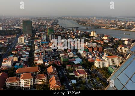 Vista panoramica dal capitale Vattanac Tower, vista città, Giappone ponte sopra il fiume Tonle Sap, Chroy Changvar Penisola, Phnom Penh Cambogia Foto Stock