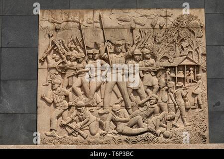 Scena di guerra su una lapide presso il monumento in memoria, Kampuchean Fronte Unito per la salvezza nazionale monumento in 2 dicembre parco vicino Snuol Foto Stock