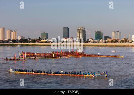 Barche drago a Bon Om Touk Festival dell'acqua sul fiume Tonle Sap, gara di dragon boat, barche a remi, Sokha Hotel, Phnom Penh Cambogia Foto Stock