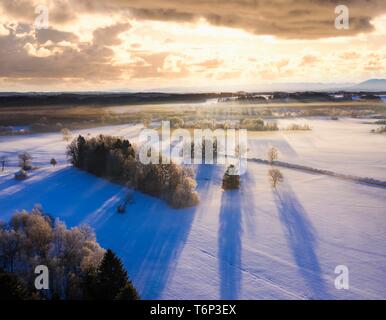 Paesaggio invernale con brina di sunrise, Eurasburg, Tolzer Land, drone shot, Alta Baviera, Baviera, Germania Foto Stock