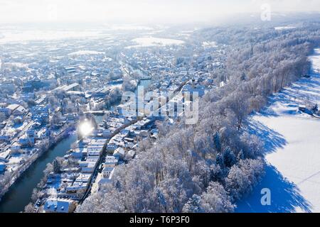 Wolfratshausen, città vecchia con Loisach e coperti di neve bosco di latifoglie, drone shot, Alta Baviera, Baviera, Germania Foto Stock