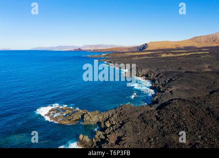 Costa di lava, Los Volcanes natura park Park, vicino a Tinajo, drone shot, Lanzarote, Isole Canarie, Spagna Foto Stock