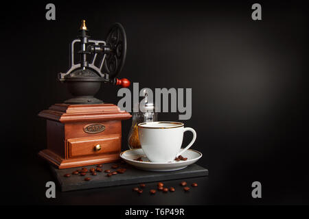 Macinino da caffè e la coppa Foto Stock