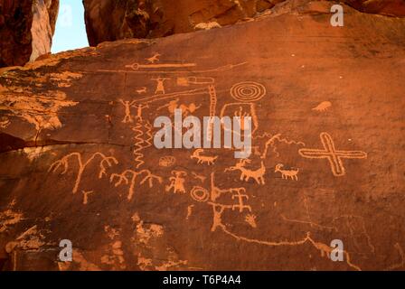 Petroglifi indiani degli Anasazi, Atlatl rock, la Valle del Fuoco del parco statale, Nevada, STATI UNITI D'AMERICA Foto Stock