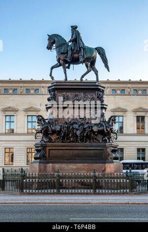 Federico il Grande, Friedrich des Grossen statua equestre in bronzo dello scultore, Christian Daniel Rauch in Unter den Linden, Berlino Foto Stock