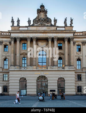 Berlino, Mitte. Humboldt University Facoltà di Giurisprudenza. Antico edificio storico su Bebelplatz. La facciata esterna con colonne e sculture Foto Stock