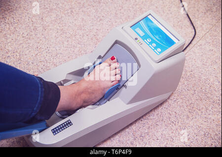 Controllo dell'osteoporosi Foto Stock