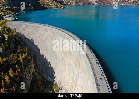 Parete di diga di Emosson, serbatoio, Lac d'serbatoio di Emosson, drone shot, Finhaut, Vallese, Svizzera Foto Stock