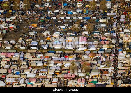 Vista aerea, i visitatori e i concessionari presso il mercato delle pulci di Gelsenkirchen, la zona della Ruhr, Nord Reno-Westfalia, Germania Foto Stock