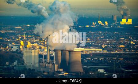 Vista aerea, sfondo industriale con il fumo delle torri di raffreddamento, fumo ed emissioni, vista di Gersteinwerk Power Plant, Westfalen impianto alimentato a carbone Foto Stock