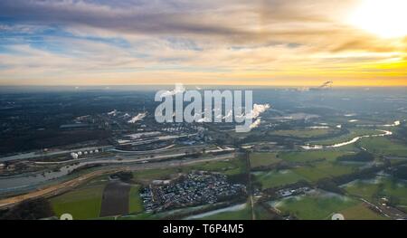 Vista aerea, paesaggio industriale di fiume Lippe con Wesel-Datteln canal e impianto chimico Degussa con il vapore camini al tramonto, Marl, la zona della Ruhr Foto Stock