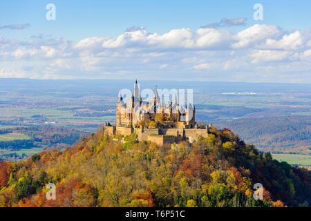 Hohenzollern Castello in autunno, Svevo, Baden-Württemberg, Germania Foto Stock