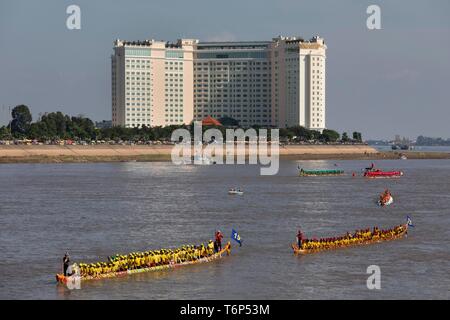 Barche drago a Bon Om Touk Festival dell'acqua sul fiume Tonle Sap, gara di dragon boat, barche a remi, Sokha Hotel, Phnom Penh Cambogia Foto Stock