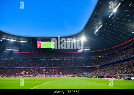 Centesimo Bundesliga match tra FC Bayern Monaco e Borussia Dortmund, blu ora, stadio Allianz Arena di Monaco di Baviera, Germania Foto Stock