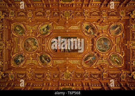 Soffitto a cassetta con la pittura principale di Sapientia, Golden Hall, membro Hall del tardo rinascimento, Municipio di Augsburg, Baviera, Germania Foto Stock