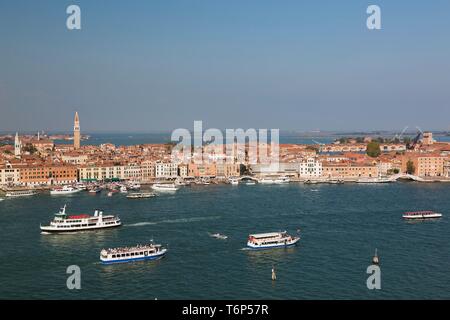 Vista città con escursione di barche e il vaporetto in lagune, quartiere di Castello, Venezia, Veneto, Italia Foto Stock