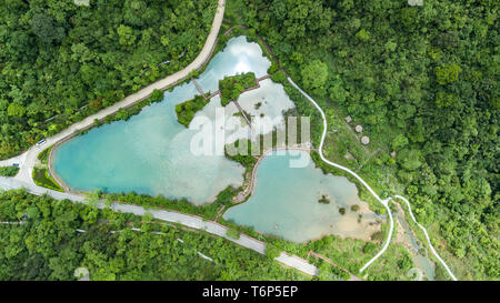 Pechino, Cina. 30 apr, 2019. Foto aerea adottate il 30 aprile 2019 illustra la Xiaoqikong punto panoramico nella contea di Libo, a sud-ovest della Cina di Guizhou. Credito: Tao Liang/Xinhua/Alamy Live News Foto Stock