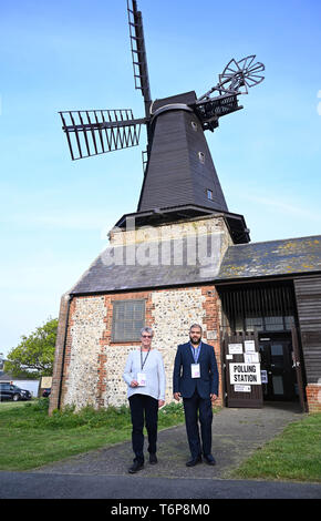 Brighton Regno Unito 2 Maggio 2019 - presiedere ufficiali per la circoscrizione di Hove di Hangleton & Knoll Ward per le elezioni locali al di fuori della stazione di polling a West Blatchington Mulino a Vento a Brighton e Hove questa mattina. Credito: Simon Dack / Alamy Live News Foto Stock