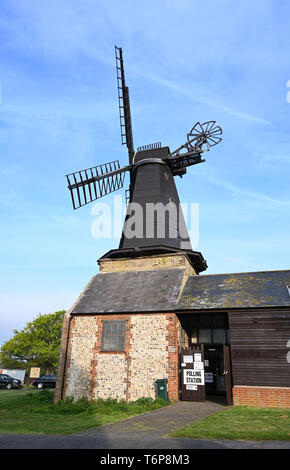 Brighton Regno Unito 2 Maggio 2019 - West Blatchington Windmill essendo utilizzato come stazione di polling per la circoscrizione di Hove di Hangleton & Knoll Ward in Brighton e Hove oggi . Credito: Simon Dack / Alamy Live News Foto Stock