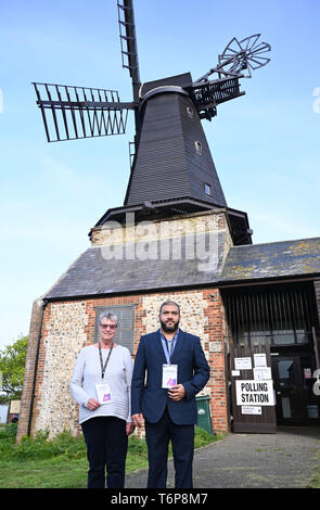 Brighton Regno Unito 2 Maggio 2019 - presiedere ufficiali per la circoscrizione di Hove di Hangleton & Knoll Ward per le elezioni locali al di fuori della stazione di polling a West Blatchington Mulino a Vento a Brighton e Hove questa mattina. Credito: Simon Dack / Alamy Live News Foto Stock