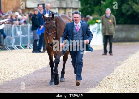 Badminton, Gloucestershire, UK. 02Maggio, 2019. Jim Newson. IRL. Magennis. Di trotto. Mitsubishi Motors Badminton Horse Trials. Rolex Grand Slam evento. Horse Trials. Eventing. Badminton. Gloucestershire. Regno Unito. GBR. {01}/{05}/{2019}. Credito: Sport In immagini/Alamy Live News Foto Stock