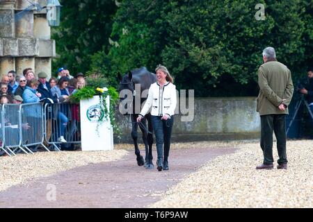 Badminton, Gloucestershire, UK. 02Maggio, 2019. Nicola Wilson. GBR. Bulana. Di trotto. Mitsubishi Motors Badminton Horse Trials. Rolex Grand Slam evento. Horse Trials. Eventing. Badminton. Gloucestershire. Regno Unito. GBR. {01}/{05}/{2019}. Credito: Sport In immagini/Alamy Live News Foto Stock