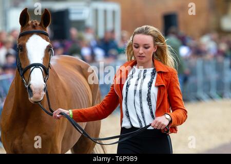 Badminton, Gloucestershire, UK. 02Maggio, 2019. Emily Re. GBR. Dargun. Di trotto. Mitsubishi Motors Badminton Horse Trials. Rolex Grand Slam evento. Horse Trials. Eventing. Badminton. Gloucestershire. Regno Unito. GBR. {01}/{05}/{2019}. Credito: Sport In immagini/Alamy Live News Foto Stock