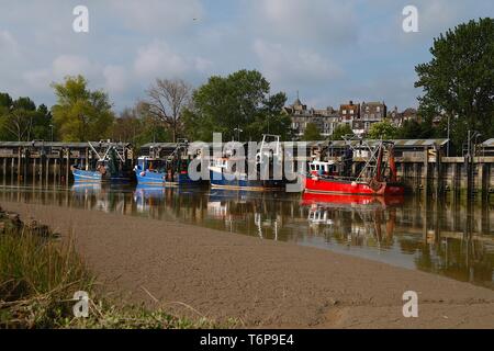 Segale, East Sussex, Regno Unito. 02 Maggio, 2019. Regno Unito: Meteo soleggiato per iniziare la giornata nel borgo antico di segale in East Sussex. Barche ormeggiate sul fiume Rother inattive in attesa che la marea di venire in prima l'impostazione off al mare. © Paul Lawrenson 2019, Photo credit: Paolo Lawrenson/Alamy Live News Foto Stock