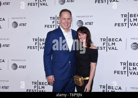 New York, Stati Uniti d'America. Il 1 maggio, 2019. Tim Gibson e valutazione frequentare lo screening di 'skin' durante il 2019 Tribeca Film Festival al teatro SVA su maggio 01, 2019 a New York City. Foto: Jeremy Smith/imageSPACE/MediaPunch Credito: MediaPunch Inc/Alamy Live News Foto Stock