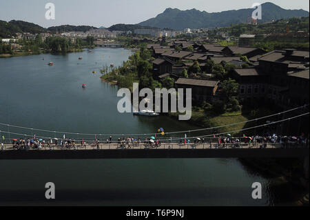 (190502) -- QIANDONGNAN, 2 maggio 2019 (Xinhua) -- foto aerea adottate il 1 Maggio 2019 mostra i turisti che si diverte a Wanda township di Danzhai County in Qiandongnan Miao e Dong prefettura autonoma, a sud-ovest della Cina di Guizhou. (Xinhua/Huang Xiaohai) Foto Stock