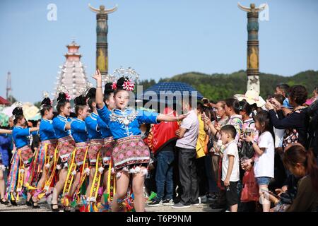 (190502) -- QIANDONGNAN, 2 maggio 2019 (Xinhua) -- i turisti guarda una danza di Wanda township di Danzhai County in Qiandongnan Miao e Dong prefettura autonoma, a sud-ovest della Cina di Guizhou, 1 maggio 2019. (Xinhua/Huang Xiaohai) Foto Stock