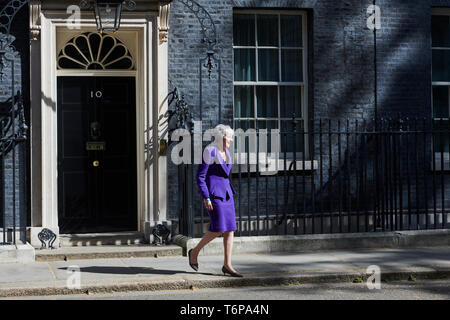 Londra, Regno Unito. Il 2 maggio 2019. La Gran Bretagna è il primo ministro, Theresa Maggio , saluta l'Islanda il Primo ministro, Katrin Jakobsdottir (non mostrato) come lei arriva a Downing Street, Londra, Regno Unito. Credito: Thomas Bowles/Alamy Live News Foto Stock