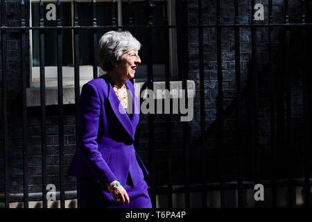 Londra, Regno Unito. Il 2 maggio 2019. La Gran Bretagna è il primo ministro, Theresa Maggio , saluta l'Islanda il Primo ministro, Katrin Jakobsdottir (non mostrato) come lei arriva a Downing Street, Londra, Regno Unito. Credito: Thomas Bowles/Alamy Live News Foto Stock