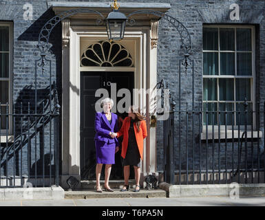 Londra, Regno Unito. Il 2 maggio 2019. La Gran Bretagna è il primo ministro, Theresa Maggio (L), saluta l'Islanda il Primo ministro, Katrin Jakobsdottir (R) come lei arriva a Downing Street, Londra, Regno Unito. Credito: Thomas Bowles/Alamy Live News Foto Stock