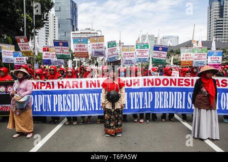 Di Giacarta, a Jakarta, Indonesia. Il 1 maggio, 2019. Operai visto holding cartelloni e un banner durante il rally a marchio International giorno della festa dei lavoratori in Jakarta.manifestanti in Indonesia hanno organizzato manifestazioni per la domanda di migliori condizioni di lavoro. Credito: Agoes Rudianto SOPA/images/ZUMA filo/Alamy Live News Foto Stock