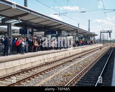 Monaco di Baviera, Germania. Il 2 maggio, 2019. Un gran numero di pendolari a sinistra in attesa di treni in Monaco di Baviera Stammstrecke come problemi di segnalazione sono stati citati per le interruzioni di servizio. Credito: Sachelle Babbar/ZUMA filo/Alamy Live News Foto Stock