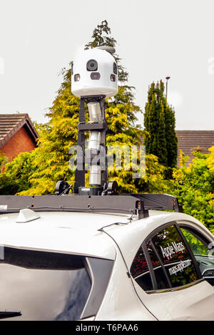 Apple Maps Streer View Cars a Tarleton, Lancashire, Regno Unito. 2 maggio 2019. Apple Maps aggiorna il veicolo di indagine fotografa i nuovi sviluppi abitativi del villaggio. Sono necessari aggiornamenti GPS per le case di nuova costruzione e le residenze finite di recente. Apple ha lanciato un nuovo progetto per mappare aree diffuse del Regno Unito come parte di un grande aggiornamento delle sue mappe. È dotata di una potente telecamera a 360 gradi sul tetto, progettata per acquisire immagini dalla parte anteriore, posteriore e laterale durante il viaggio del veicolo. L'auto utilizza Lidar per creare "nuvole di punti" straordinariamente precise, un prerequisito per le auto a guida autonoma. Foto Stock