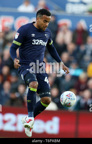 Swansea, Regno Unito. 01 Maggio, 2019. Tom Huddlestone di Derby County in azione. EFL Skybet partita in campionato, Swansea City v Derby County al Liberty Stadium di Swansea, Galles del Sud il mer 1 maggio 2019. Questa immagine può essere utilizzata solo per scopi editoriali. Solo uso editoriale, è richiesta una licenza per uso commerciale. Nessun uso in scommesse, giochi o un singolo giocatore/club/league pubblicazioni. pic da Andrew Orchard/Andrew Orchard fotografia sportiva/Alamy Live news Credito: Andrew Orchard fotografia sportiva/Alamy Live News Foto Stock