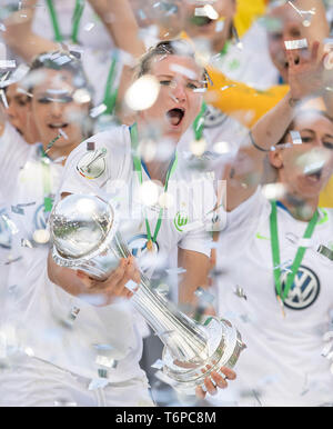 Cerimonia di presentazione, giubilo Alexandra POPP (WOB) con il trofeo. Soccer DFB Pokal finale di Womens 2019, VfL Wolfsburg (WOB) - SC Friburgo (FR) 1: 0, su 01/05/2019 in Koeln / Germania. | Utilizzo di tutto il mondo Foto Stock