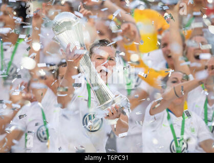 Cerimonia di presentazione, giubilo Alexandra POPP (WOB) con il trofeo. Soccer DFB Pokal finale di Womens 2019, VfL Wolfsburg (WOB) - SC Friburgo (FR) 1: 0, su 01/05/2019 in Koeln / Germania. | Utilizzo di tutto il mondo Foto Stock